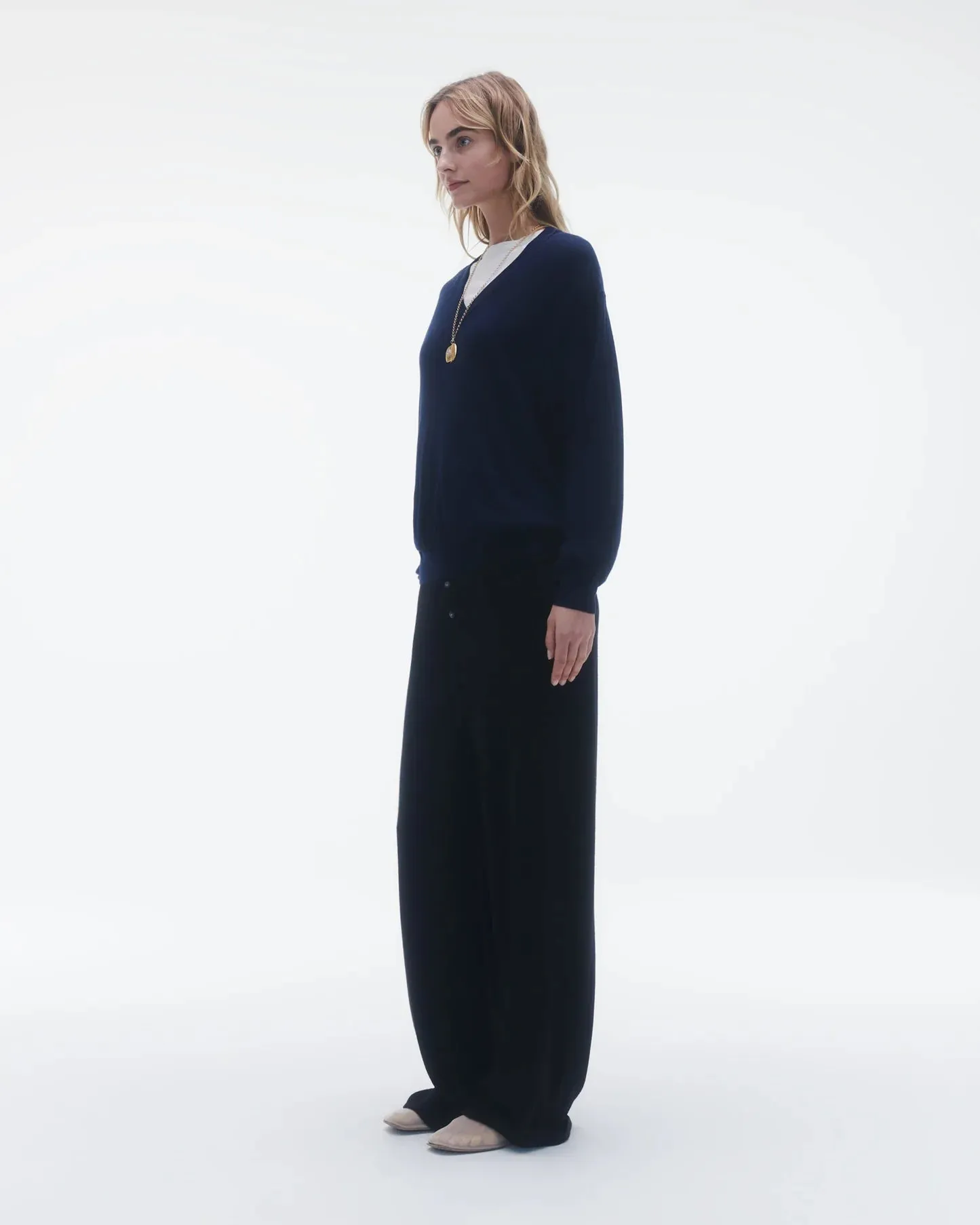 The V in Silk/Linen in Midnight
