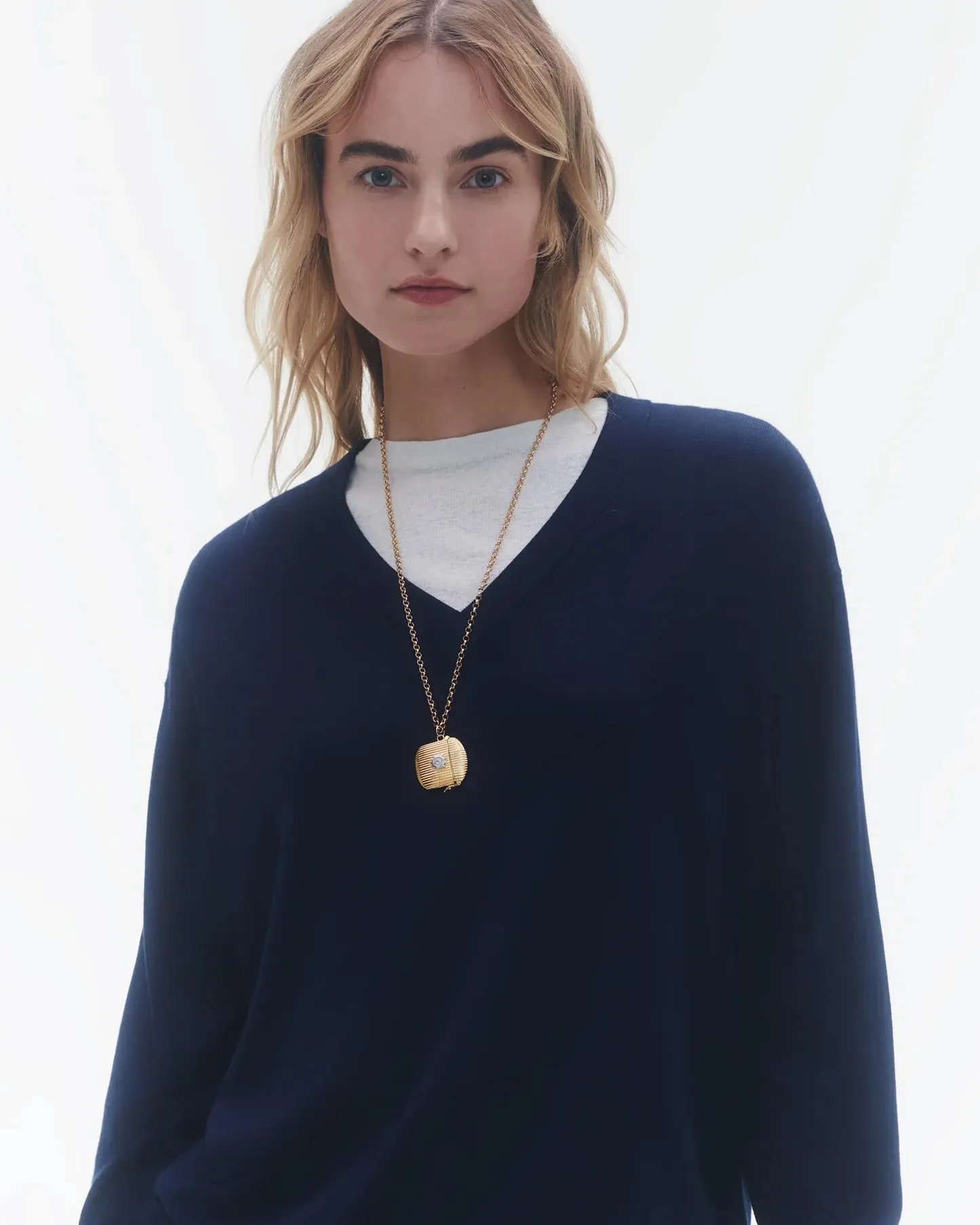 The V in Silk/Linen in Midnight